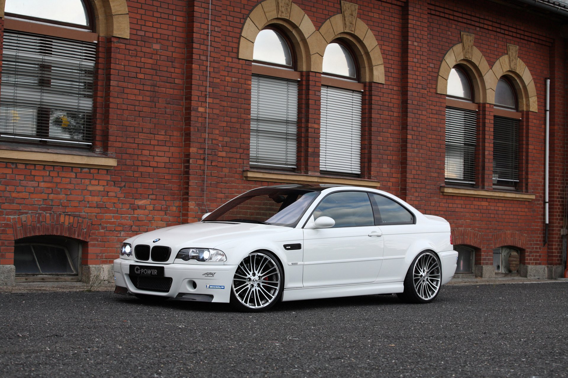 bmw m3 e46 blanc g-power bmw vue de face phare bâtiment fenêtre stores