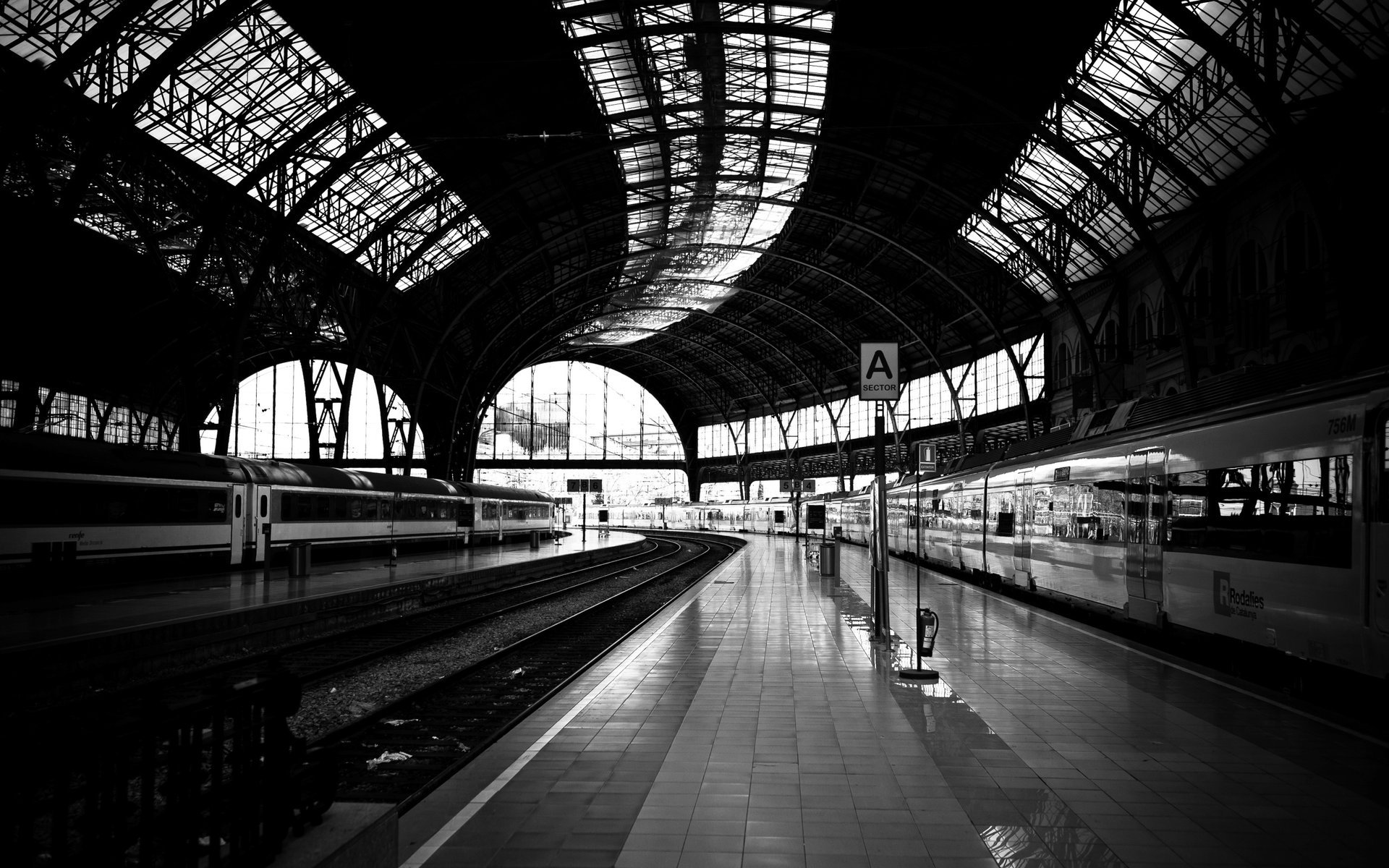 foto bianco nero binario in ferro treno strada