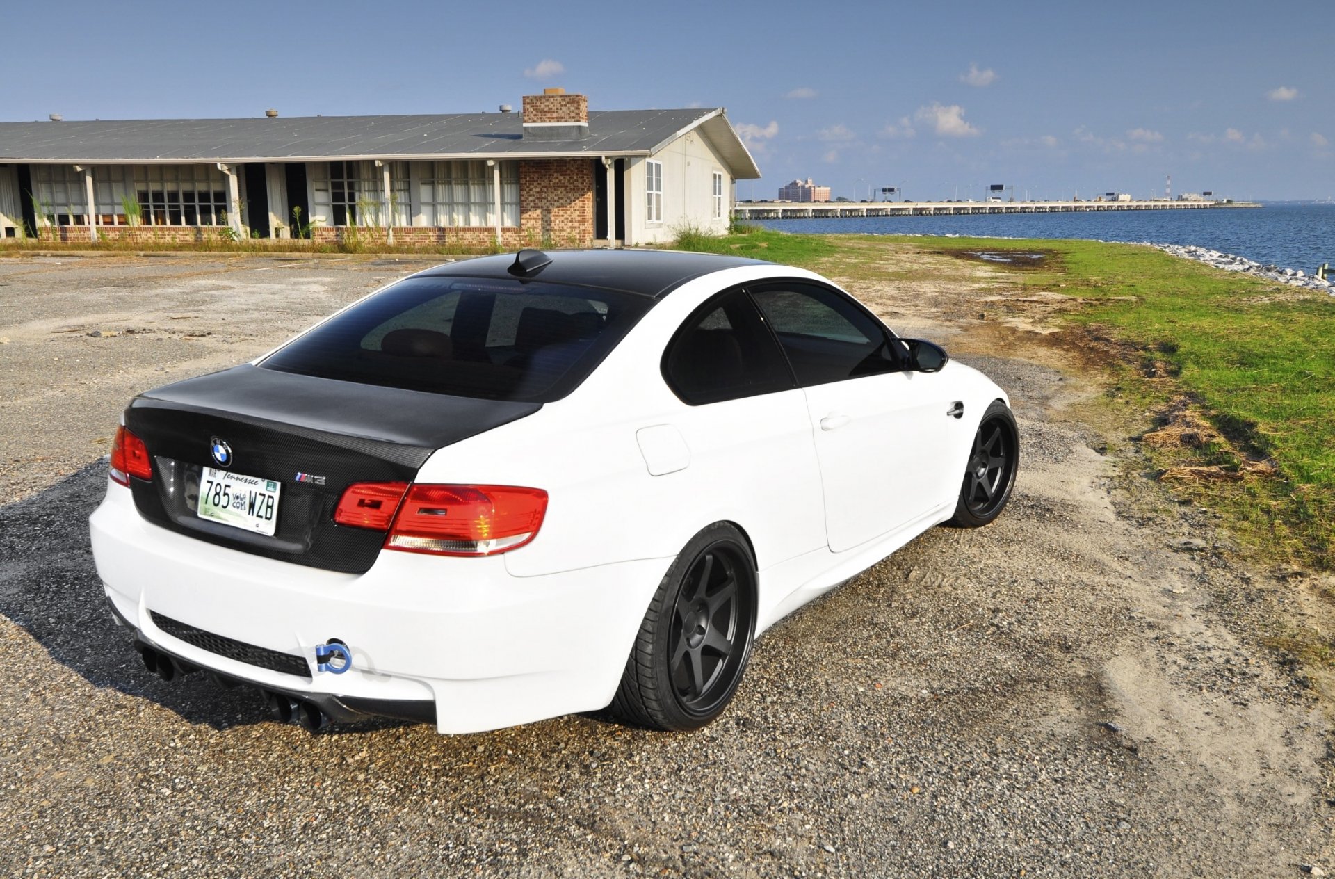 bmw m3 e92 bianco bmw coupé vista posteriore fibra di carbonio cofano del bagagliaio