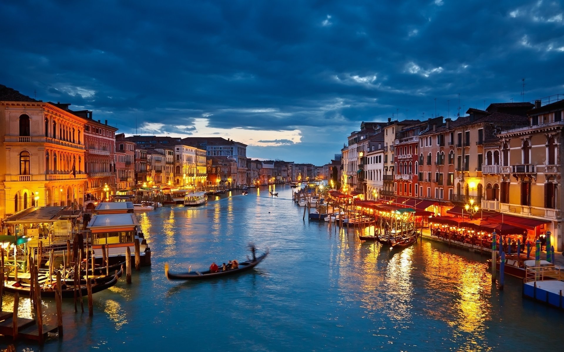 venedig abend gondeln boote wolken lichter kanal häuser italien stadt