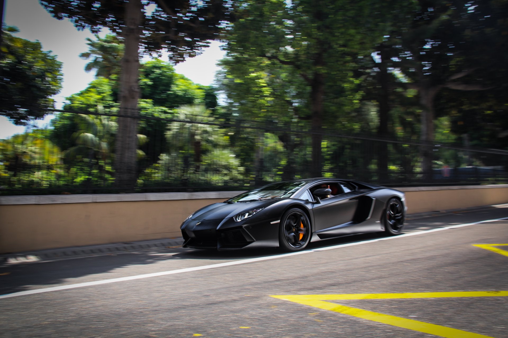 lamborghini aventador lp700-4 noir lamborghini aventador vue latérale route marquage ombre arbres clôture