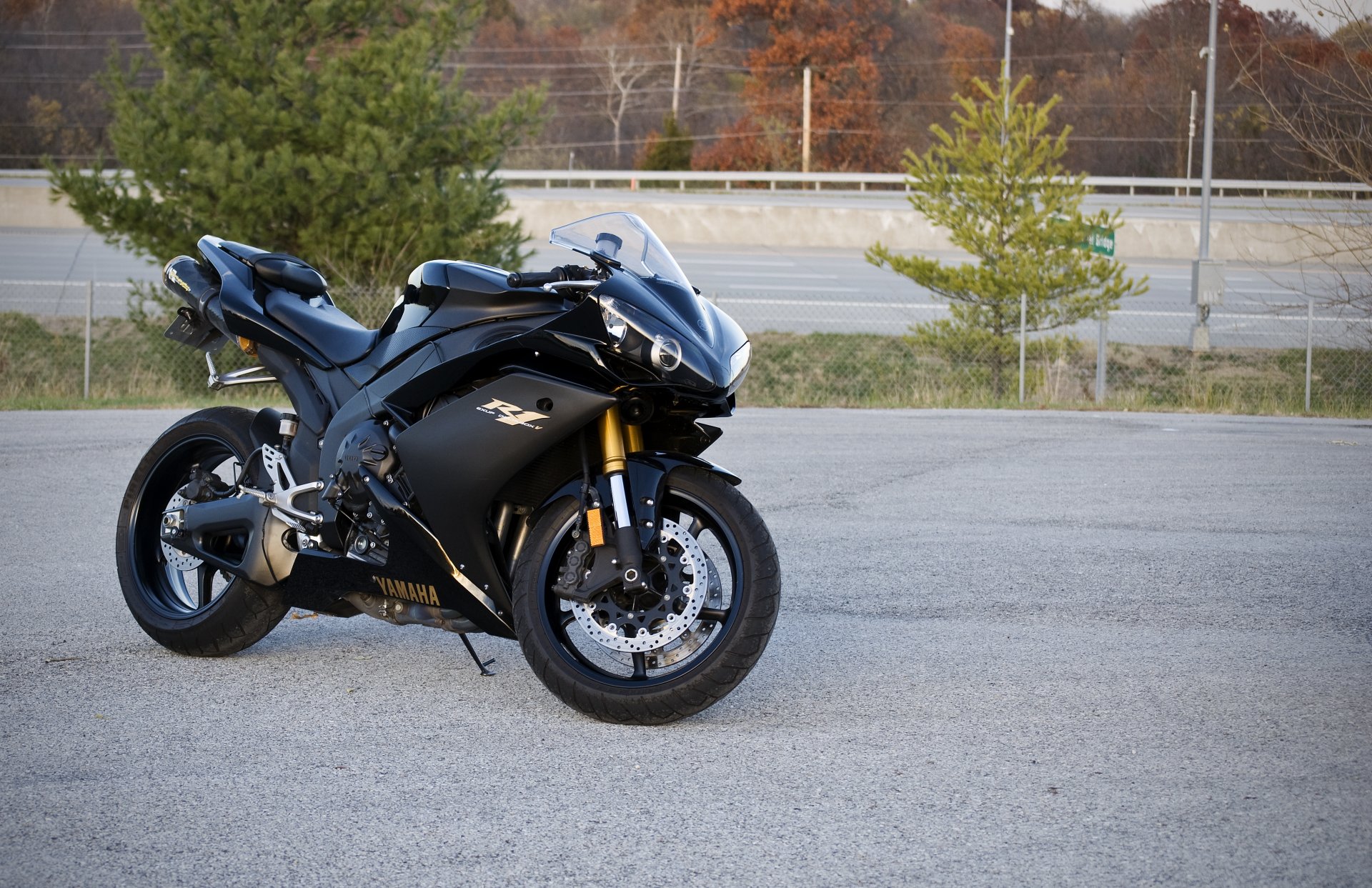 yamaha yzf-r1 schwarz fahrrad supersport yamaha p1 bäume straße pfosten