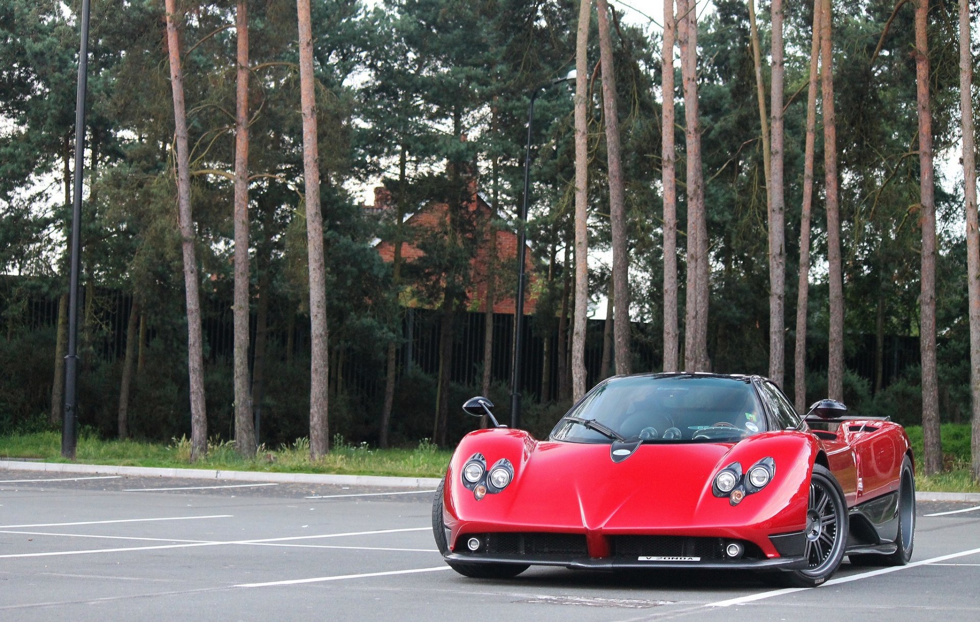 pagani zonda rosso pagani zonda rosso vista spereja parcheggio alberi