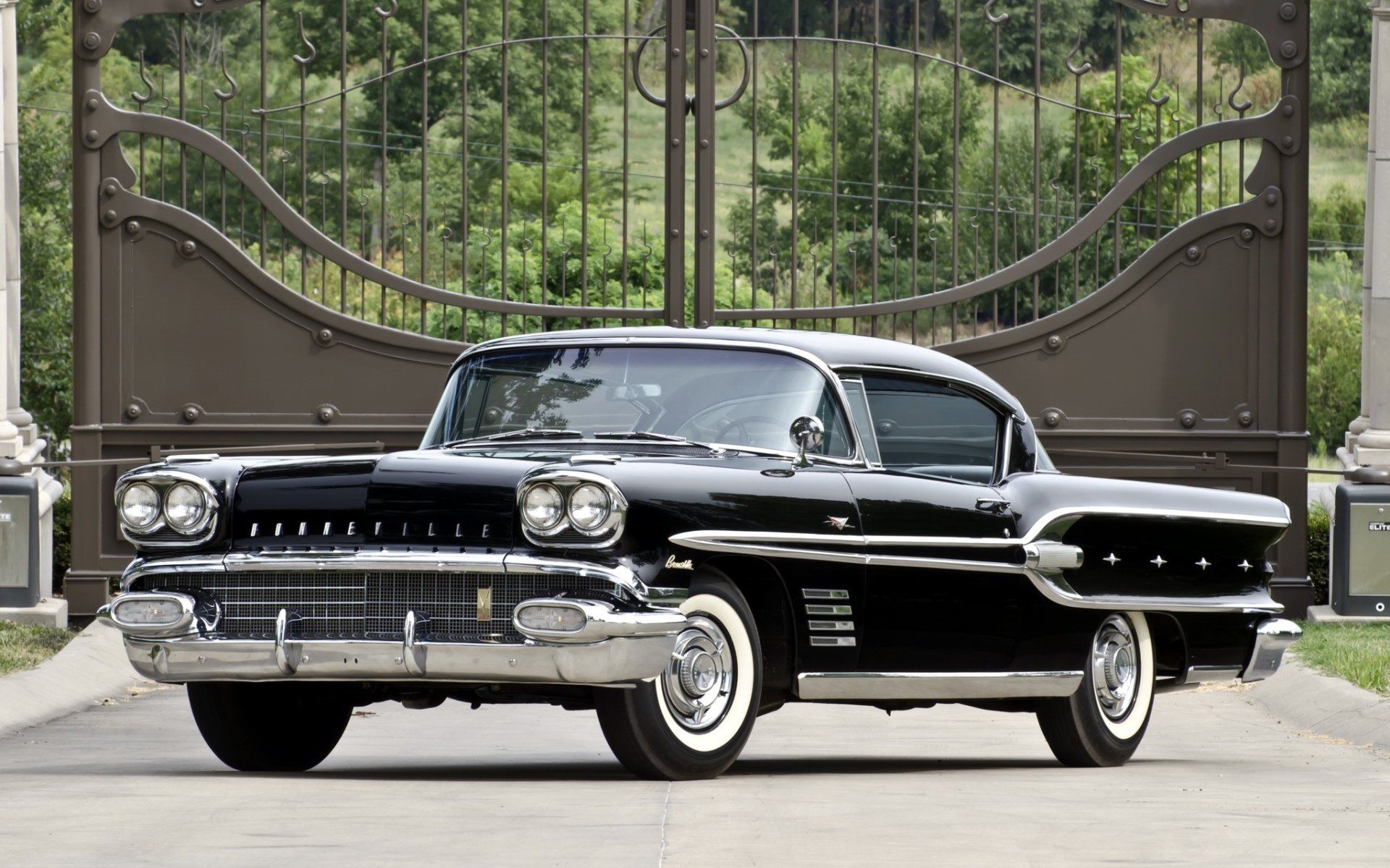 pontiac bonneville на заказ спорт купе 1958 года понтиак бонневиль сёрный передок классика ворота фон