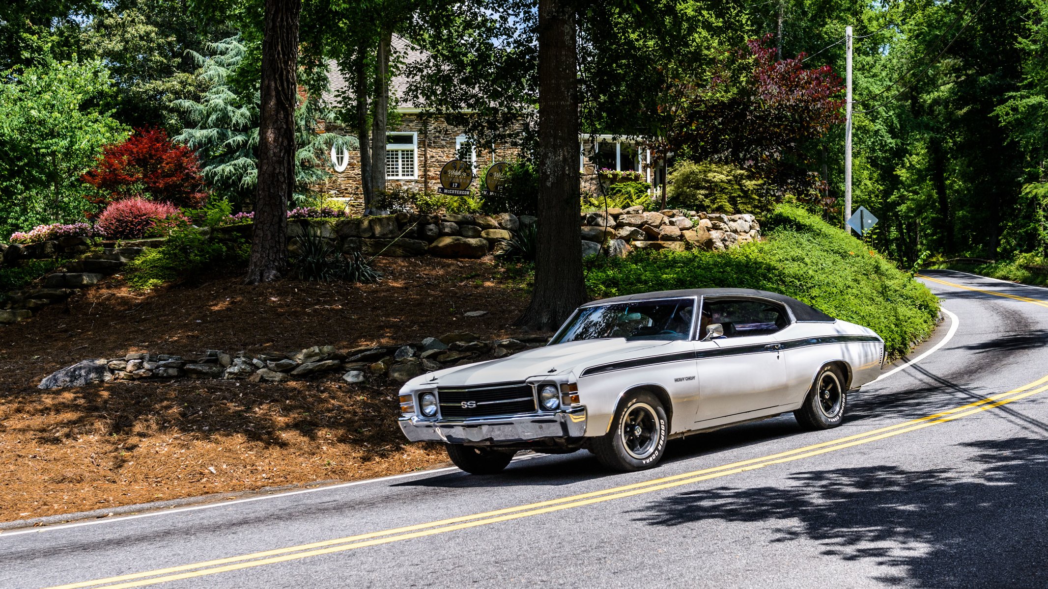 chevrolet chevelle 1972 года смирна грузия сша автомобиль спорт белый старый дом лес дерево дорога chevrolet chevelle 1972 шевроле джорджия машина