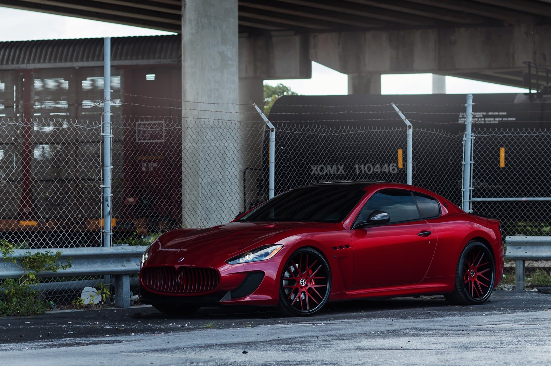 maserati granturismo mc stradale rouge roues maserati granturismo rouge vue latérale clôture fil de fer barbelé