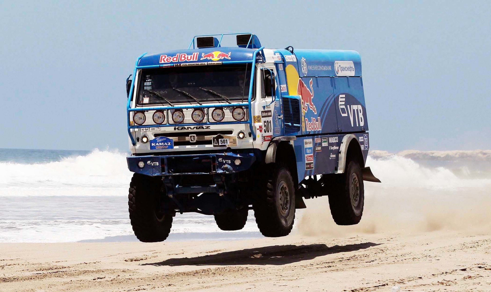 kamaz camion dakar bleu taureau rouge rassemblement mer plage eau