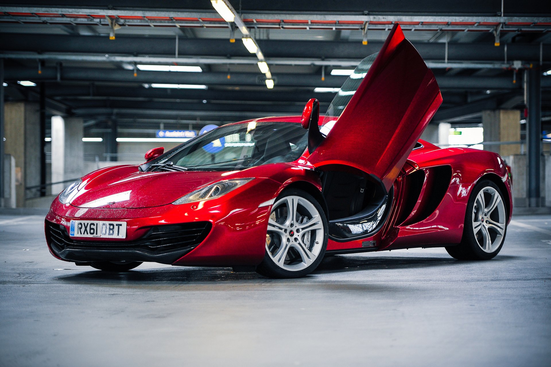 mclaren mp4-12c rouge mclaren rouge vue latérale parking éclairage