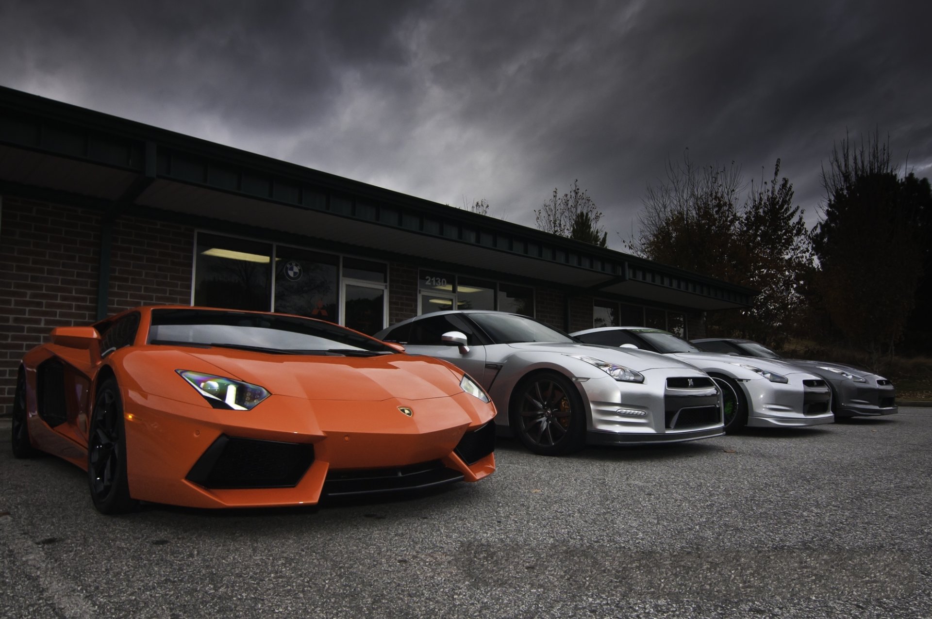 lamborghini aventador lp700-4 orange nissan gtp r35 lamborghini aventador nissan gtr silber grau gebäude himmel wolken