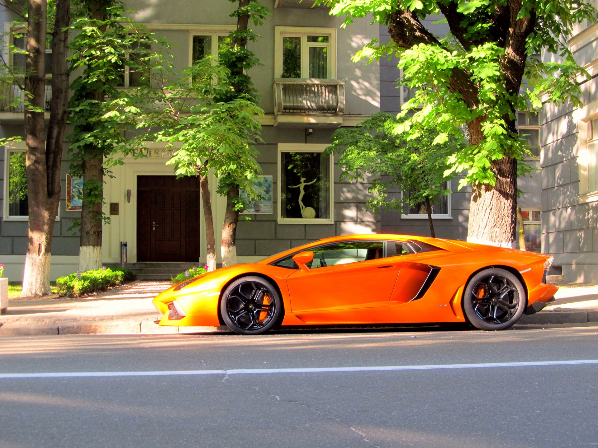 lamborghini aventador lp700-4 pomarańczowy kijów lamborghini aventador profil ulica