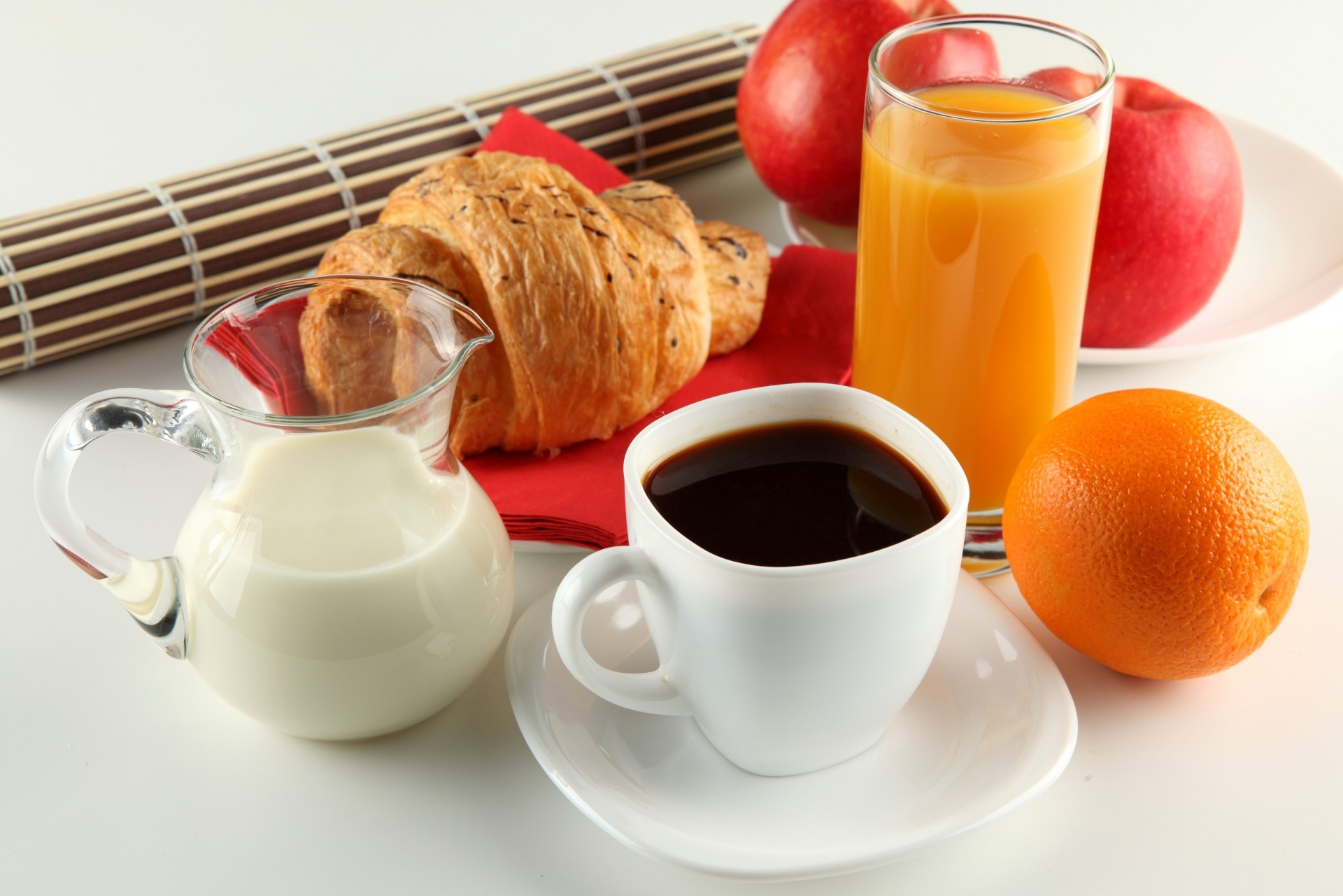 frühstück croissant untertasse weiß kaffee saft orange äpfel milch krug tasse