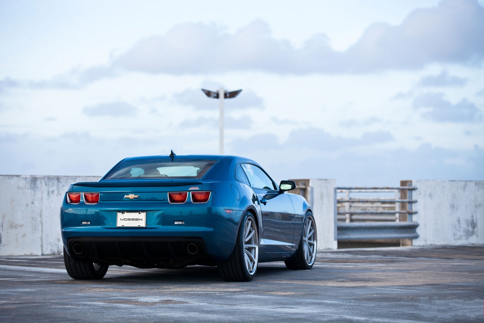 chevrolet camaro ss bleu parking ciel chevrolet camaro ss zadok parvka lanterne nuages