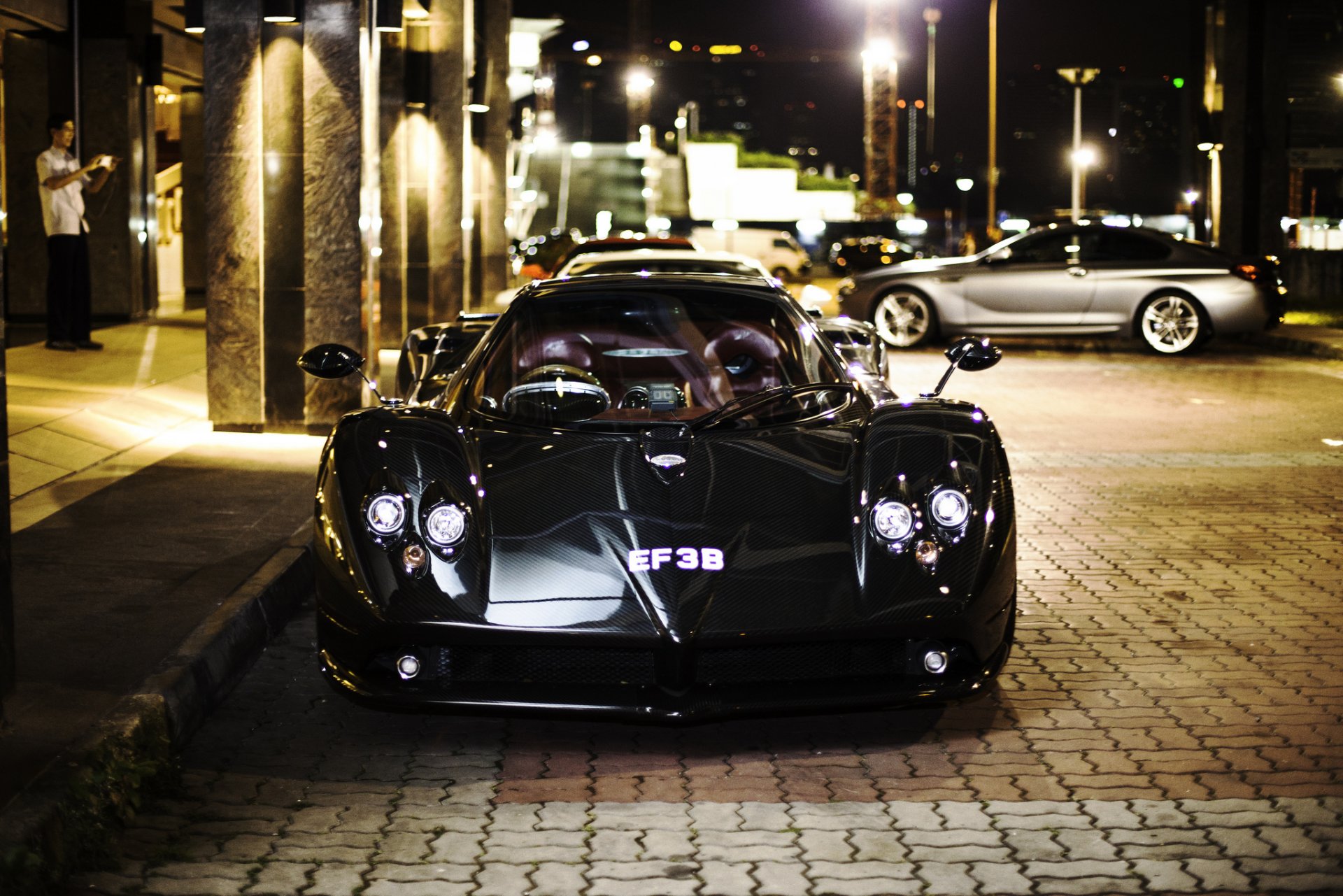 pagani zonda e superdeportivo prestigioso frente noche ciudad