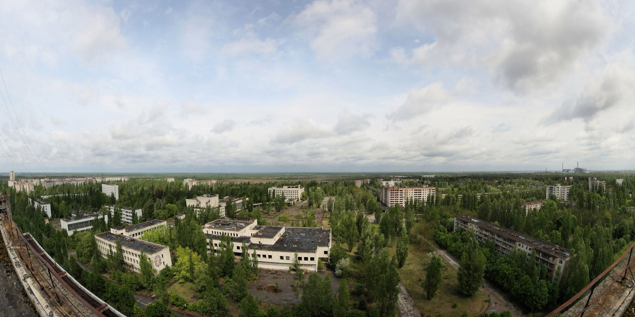 pripyat ville fantôme ciel arbres toit appartements