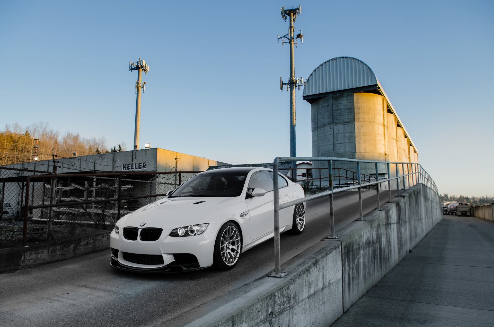 bmw m3 e92 bianco bmw coupé uscita guardrail cielo