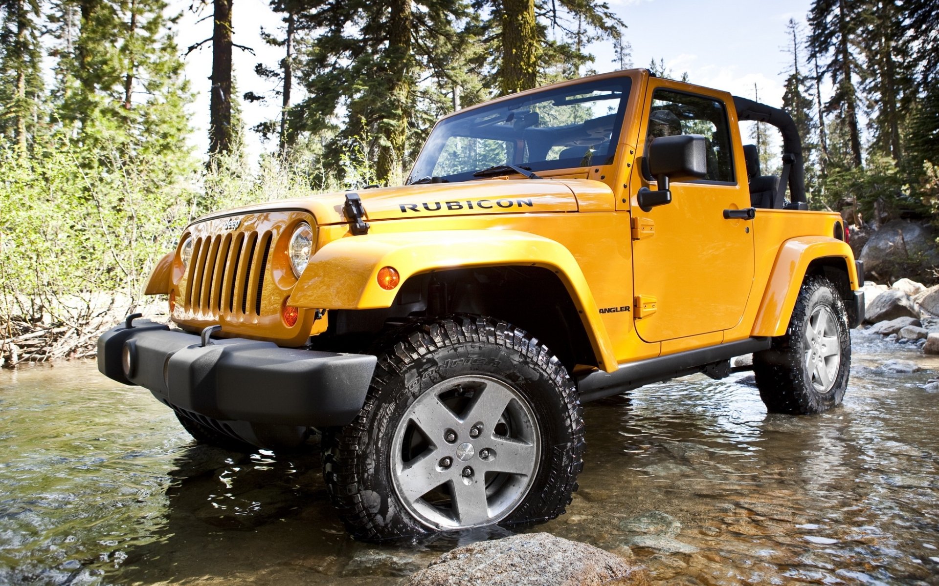 jeep wrangler rengler rubicon suv front wald bäume steine furt wasser