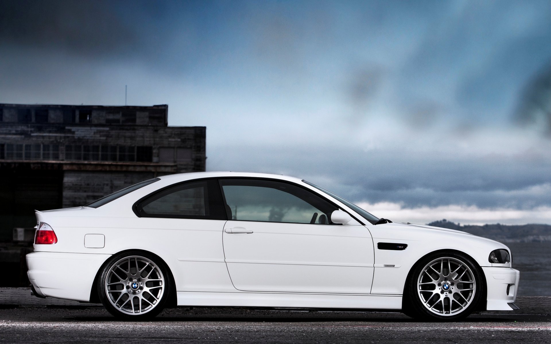 bmw m3 e46 weiß himmel wolken bmw coupe profil wolken gebäude