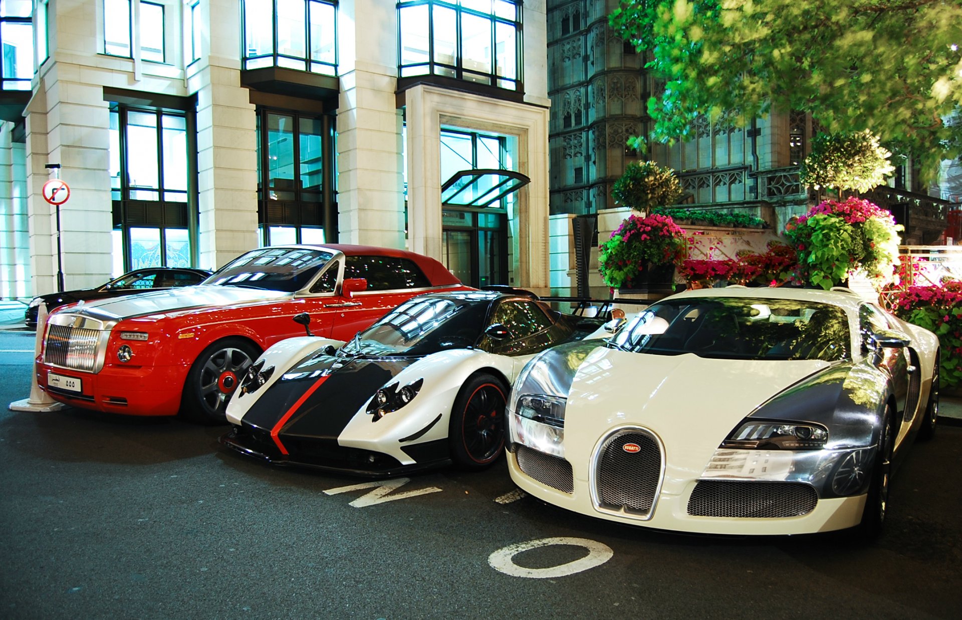 rolls-royce phantom drophead soire pagani zonda cinque roadster bugatti veyron centenaire