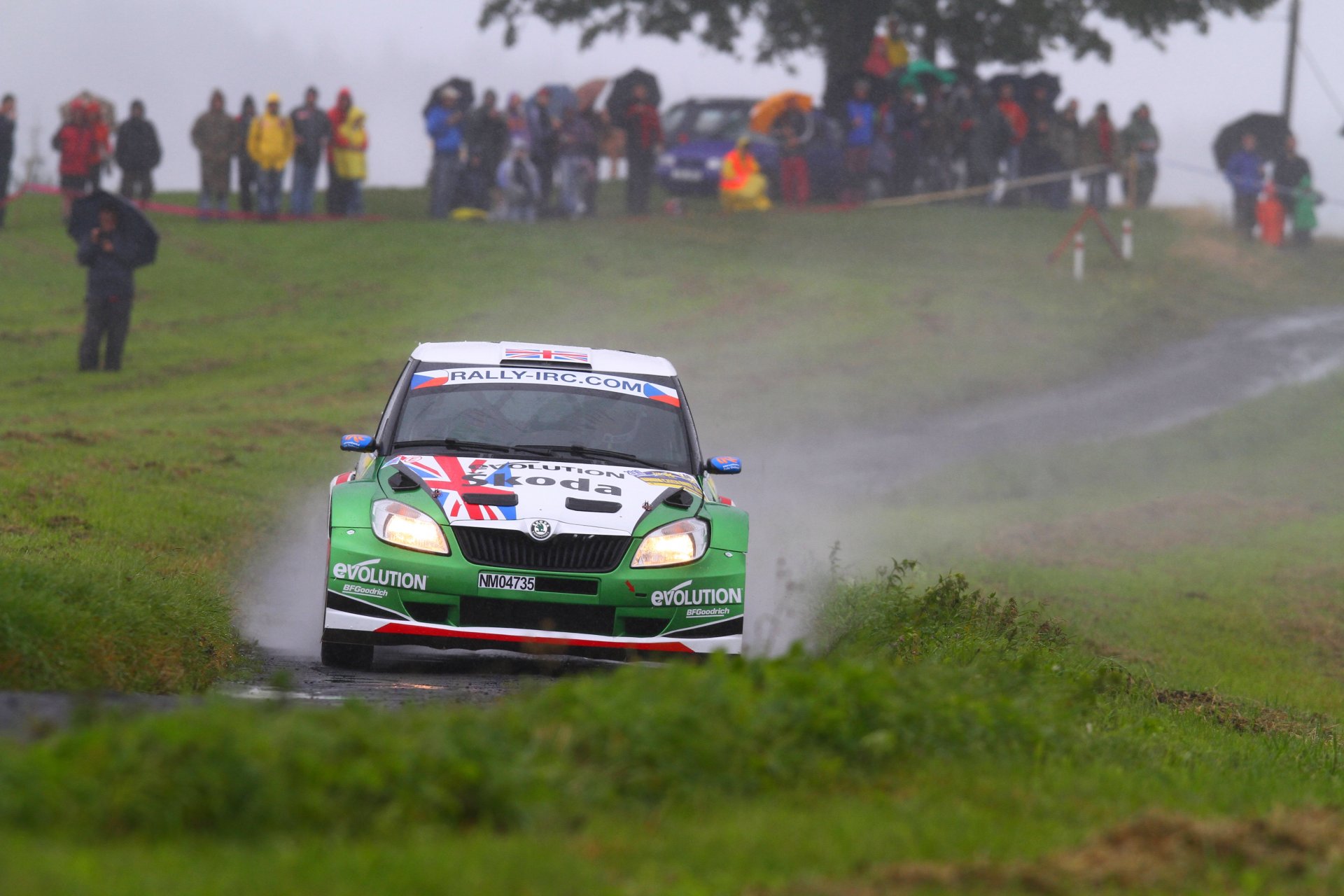 koda fabia rally skoda nublado carrera lluvia gente fans