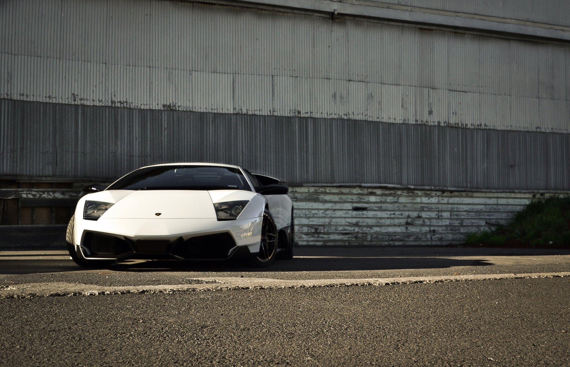 lamborghini murcielago lp670-4 sv bianco lamborghini murcielago colorato vista frontale asfalto ombra parete