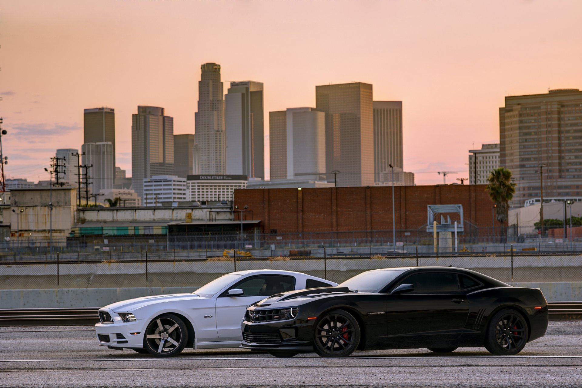 ford mustang chevrolet camaro ss blanc noir chevrolet camaro vue latérale ombre