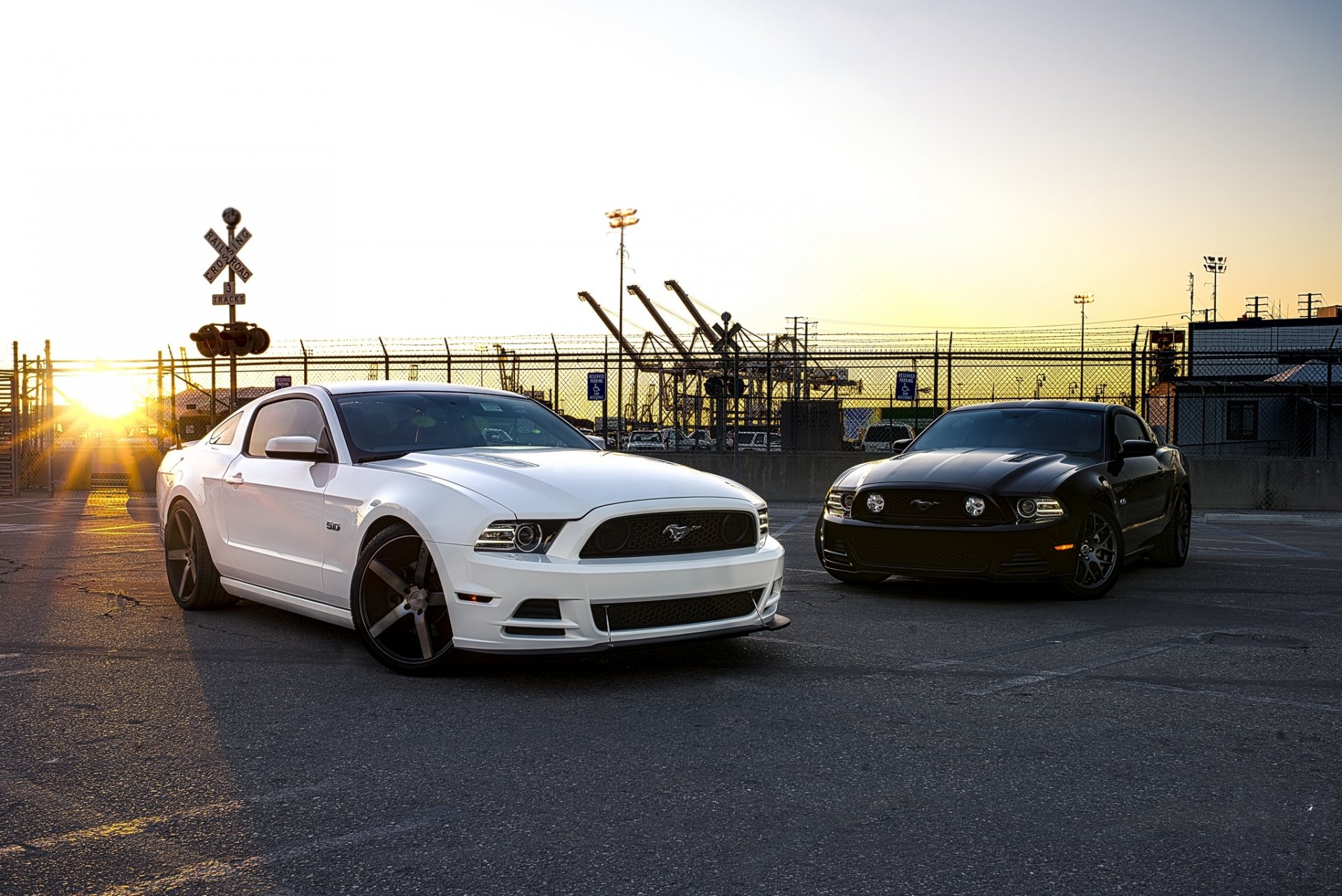 ford mustang gt noir blanc coucher de soleil garde-corps