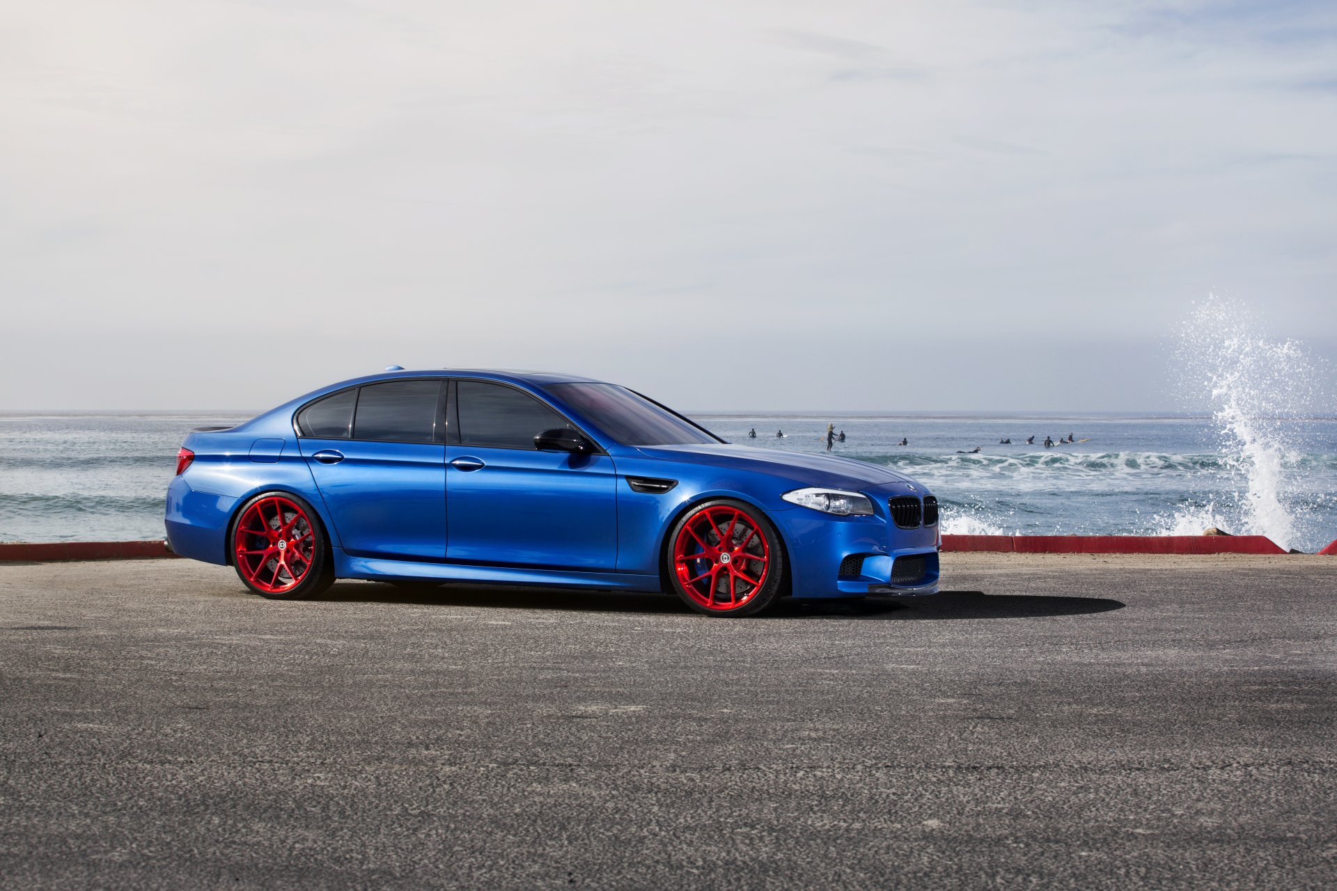 bmw m5 f10 monte carlo bleu roues rouge bmw bleu vue latérale jantes mer