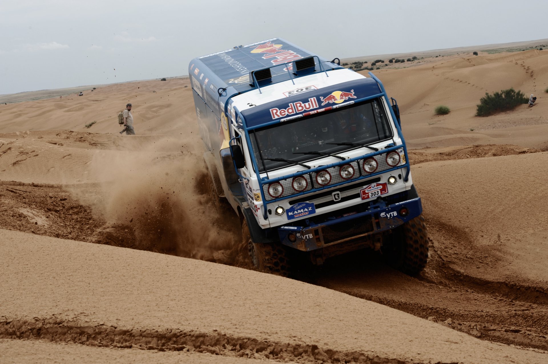 kamaz kamaz-meister kamaz-meister wüste sand mann geschwindigkeit staub seidenstraße himmel