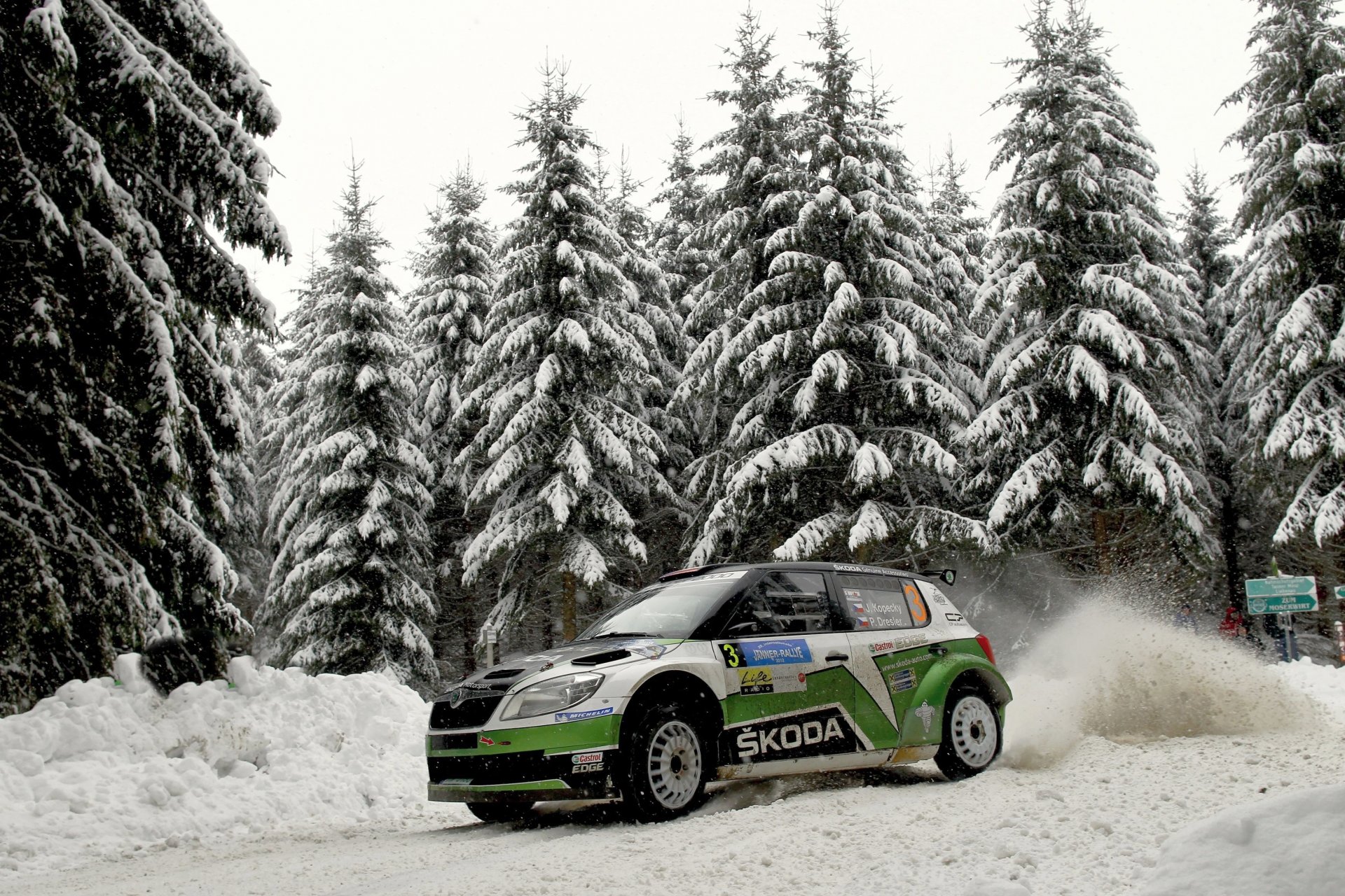 koda fabia wrc zlot skoda zima las śnieg auto fabia sport