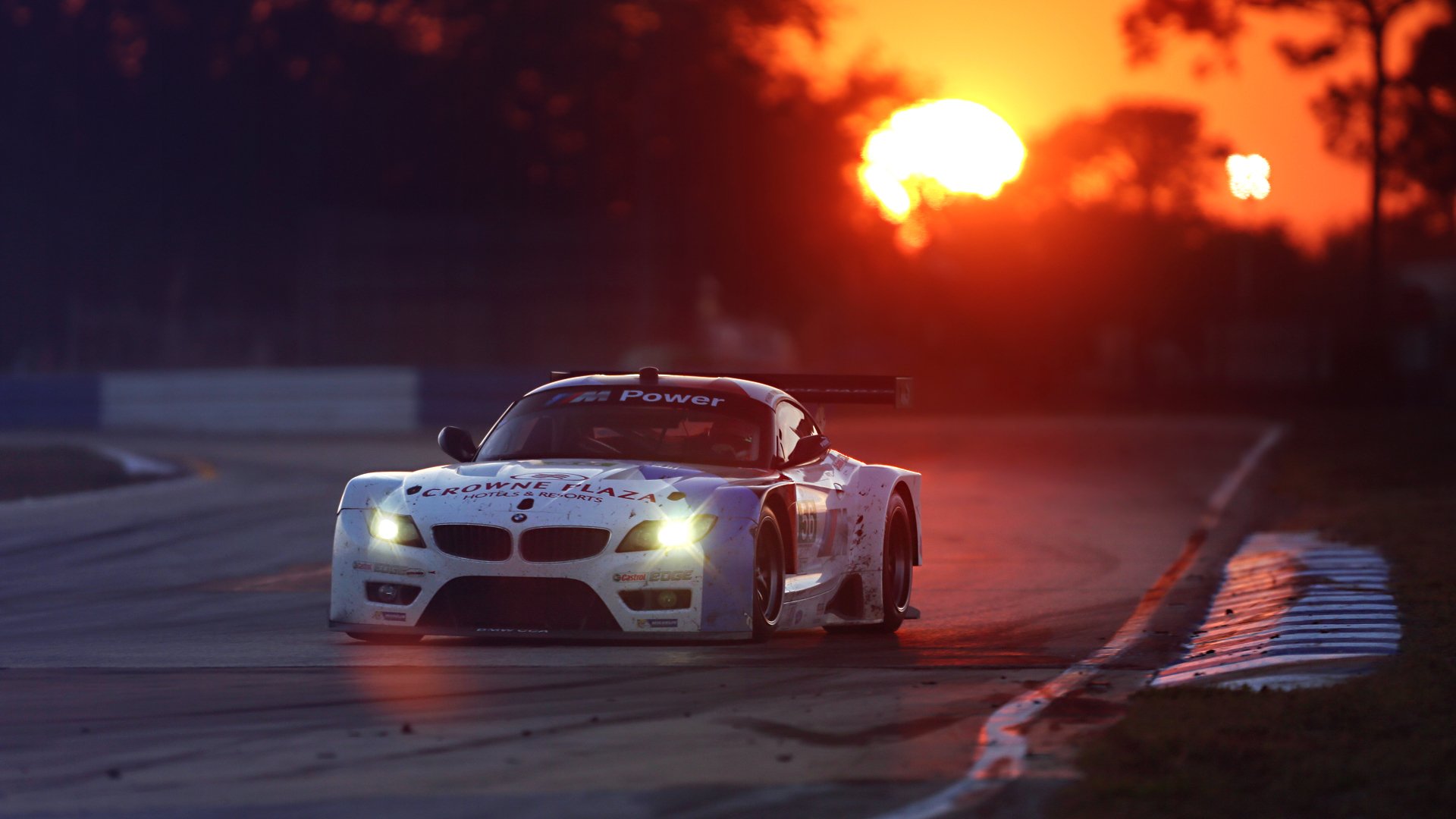 bmw z4 gtd 24 godziny wyścigu le mans wydajność zestaw szerokokadłubowy konkurs wyścig tor zachód słońca biały sponsorzy spoiler reflektor blask