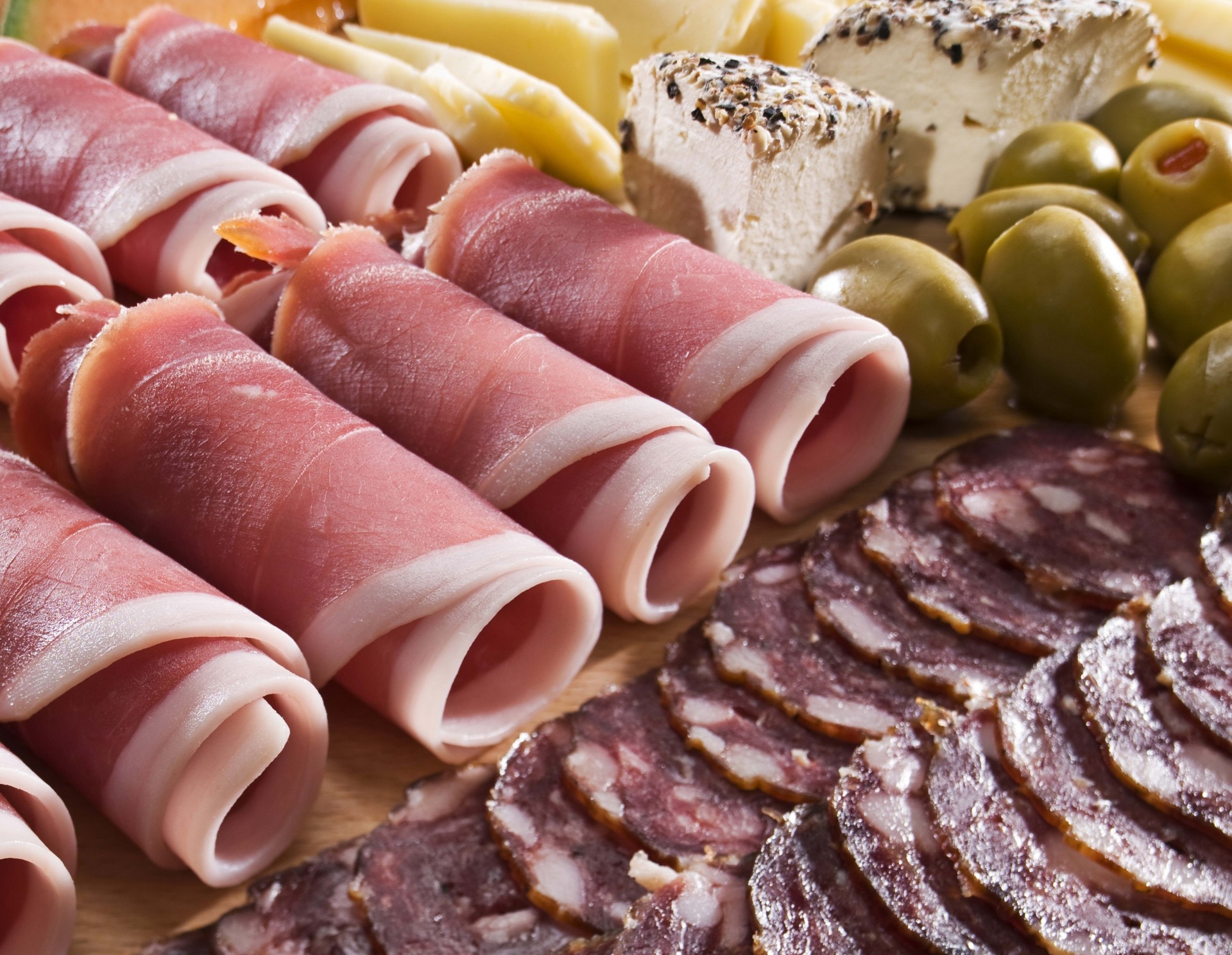 saucisses viande tranches olives fromage bacon