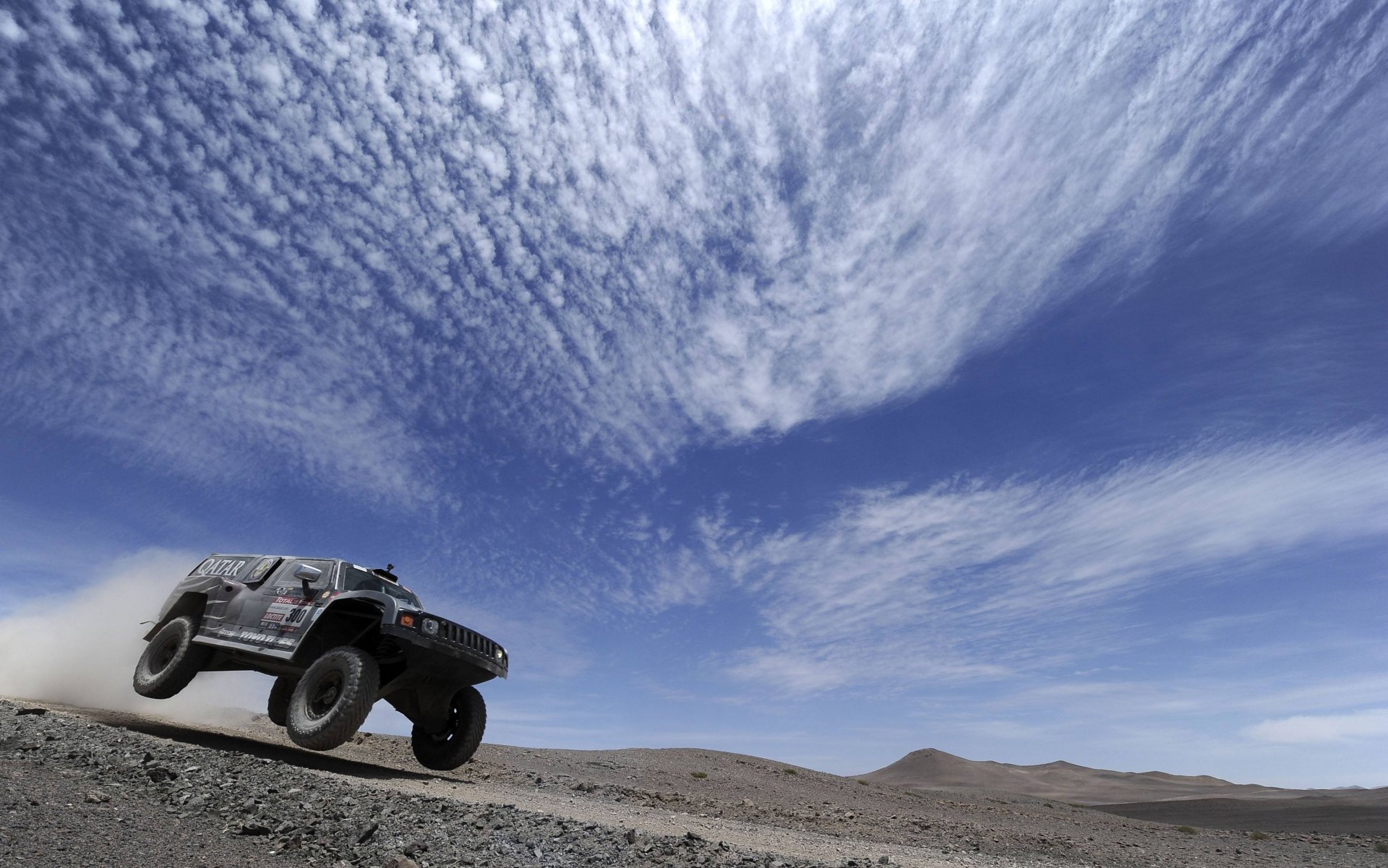 marteau noir dakar rallye course sport avant ciel jour nuages