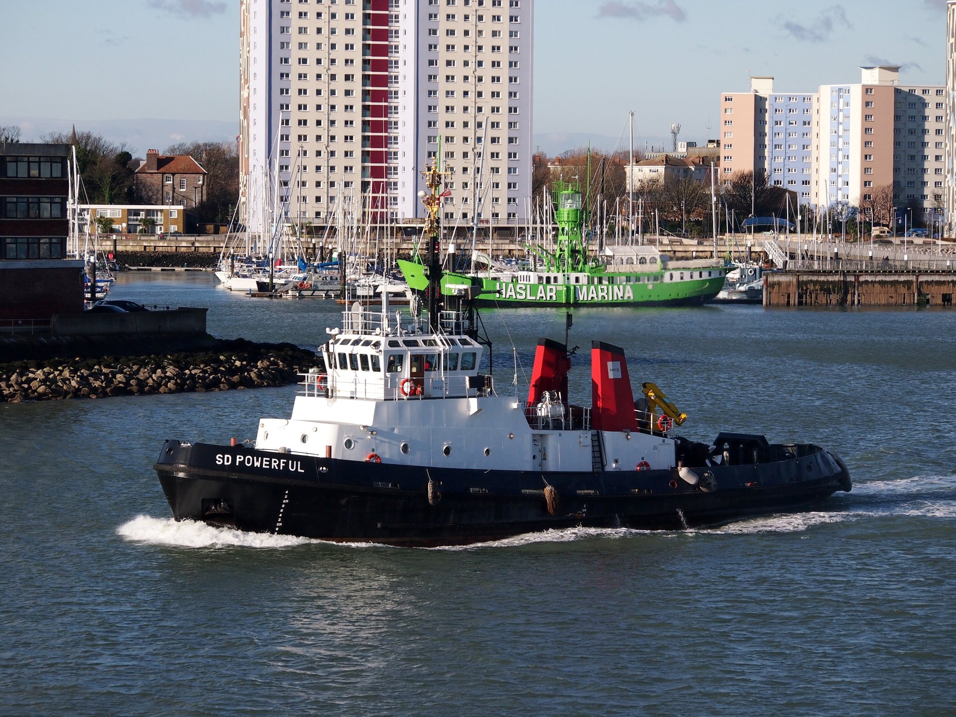 hafen schlepper sd mächtig liegeplätze yachten boote gebäude häuser