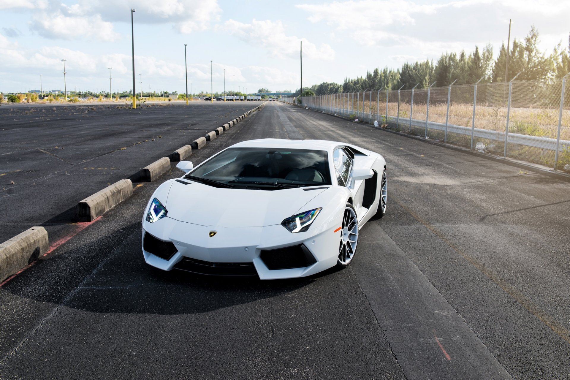 lamborghini aventador lp700-4 weiß lamborghini aventador vorderansicht scheinwerferlicht straße geländer himmel wolken