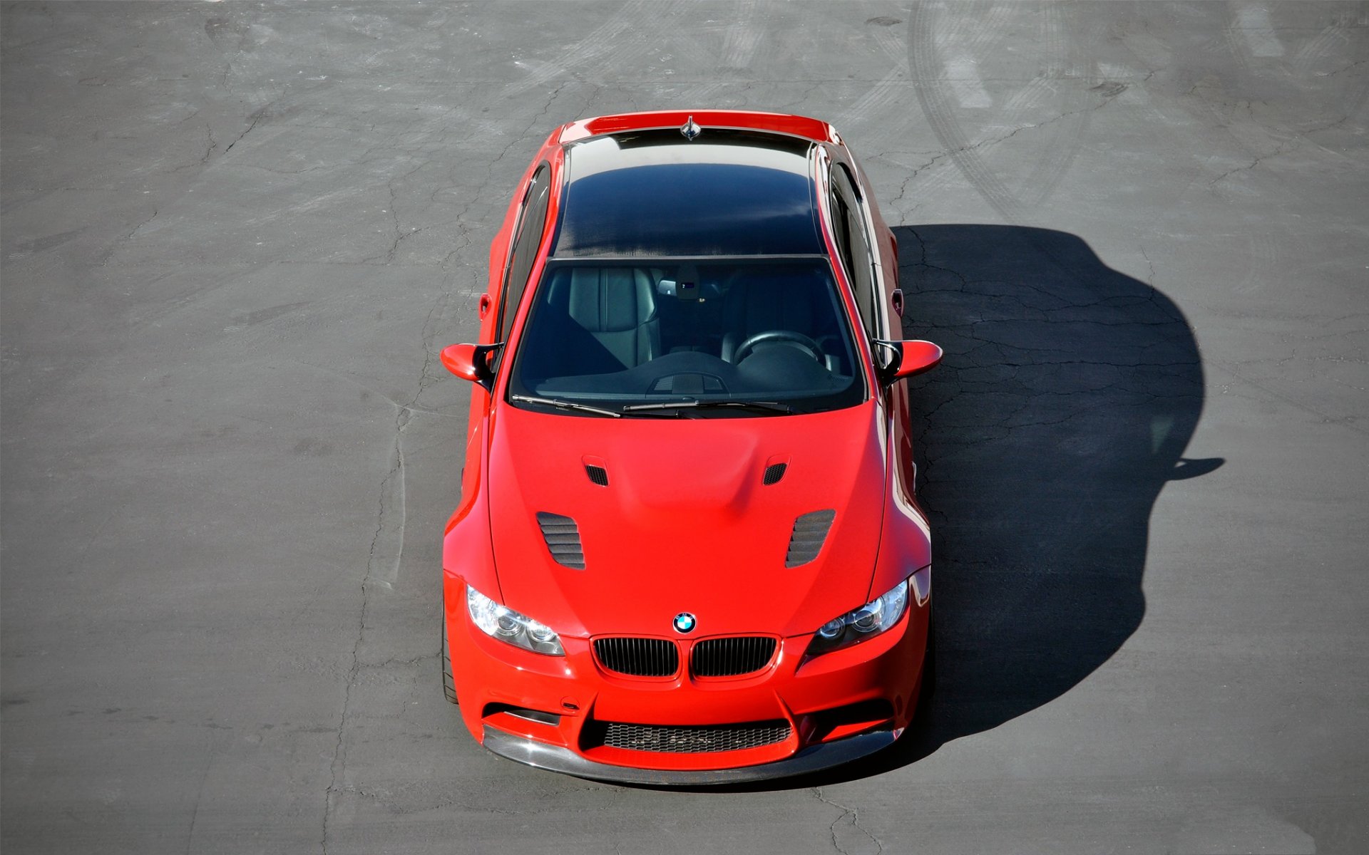 bmw m3 e92 rot tuning vorsteiner wolf bmw rot draufsicht motorhaube schatten asphalt risse