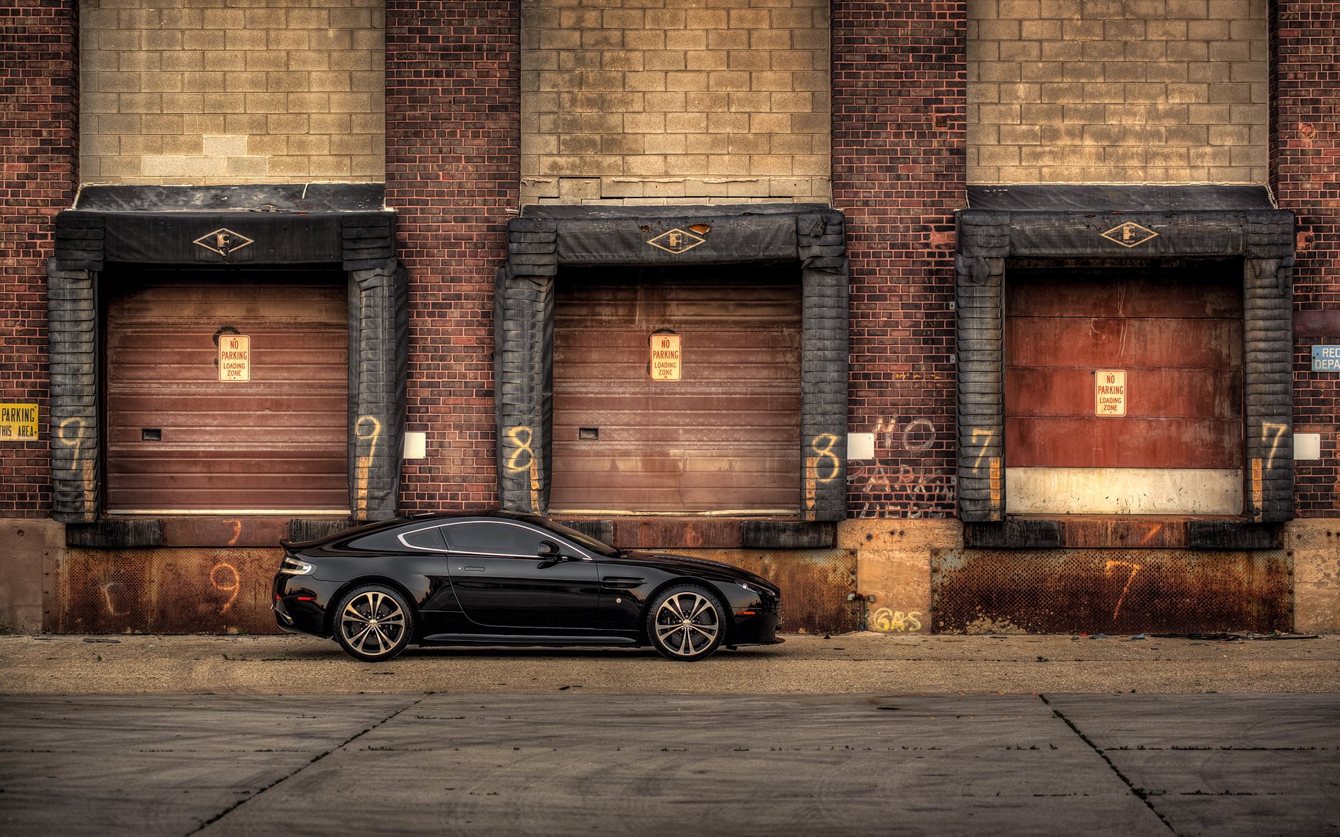 aston martin v12 vantage carbon edition vue latérale