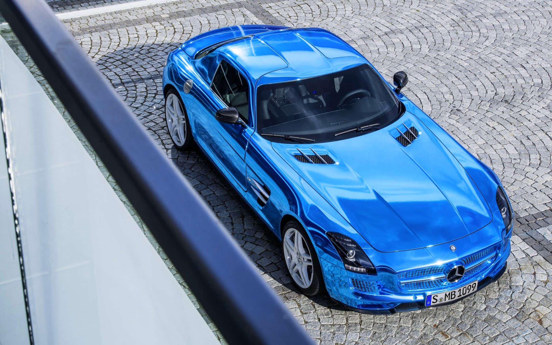 mercedes-benz sls amg coupe blau auto supersportwagen ansicht von oben motorhaube pflasterstein