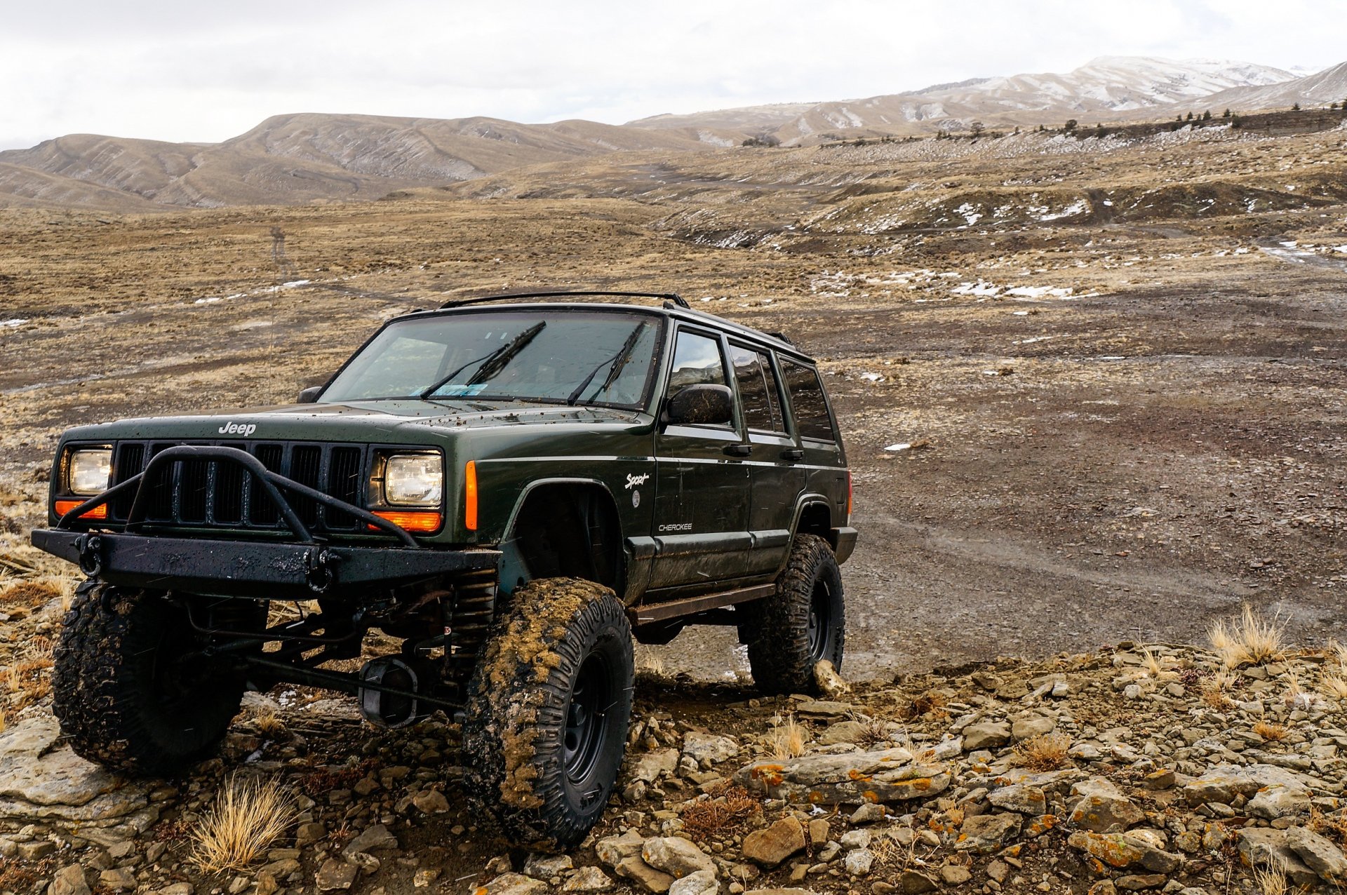 jeep cherokee amerikanisch allradantrieb suv berge steine off-road