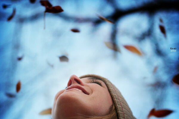 Fille avec amour dans les yeux regarde dans le ciel