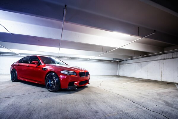 Potente coche rojo en el hangar