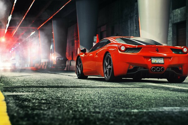 Ferrari rojo en la carretera de la noche