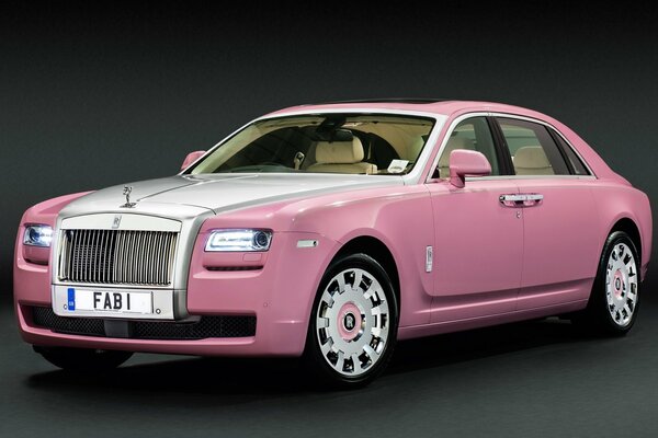 Rose gracieuse Rolls Royce sur fond sombre