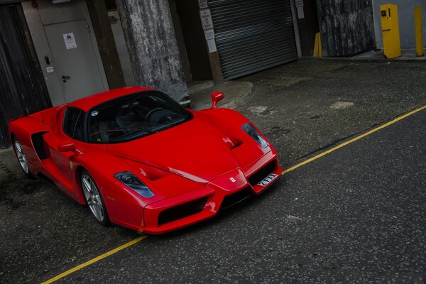 Ferrari rossa in un parcheggio sotterraneo