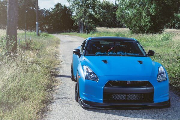 Nissan GTR en caminos inusuales lejos de la civilización