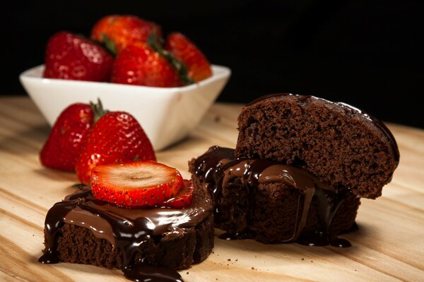 Muffins au chocolat sucré aux fraises