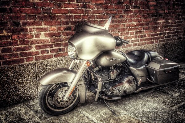 La legendaria Harley es un modelo inusual de motocicleta contra una pared de ladrillo