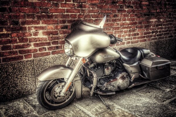 Légendaire Harley-un modèle inhabituel de moto sur fond de mur de briques