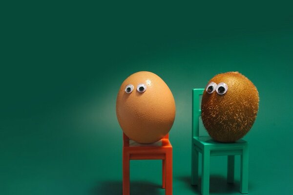 Милые киви и яйцо на стульях