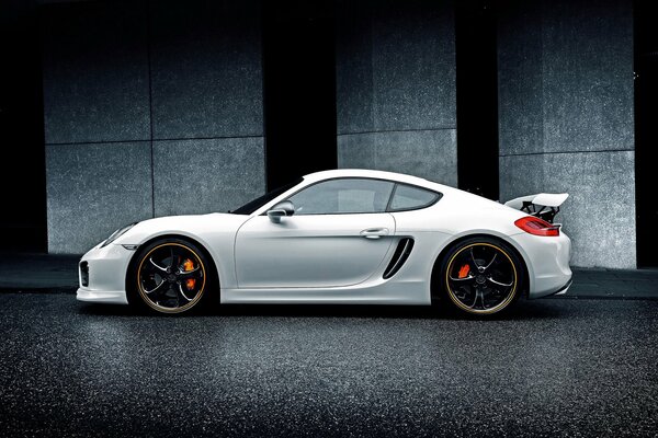 Porsche Cayman blanche sportive