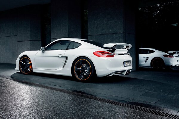 Voiture blanche Porsche dans le tuning original